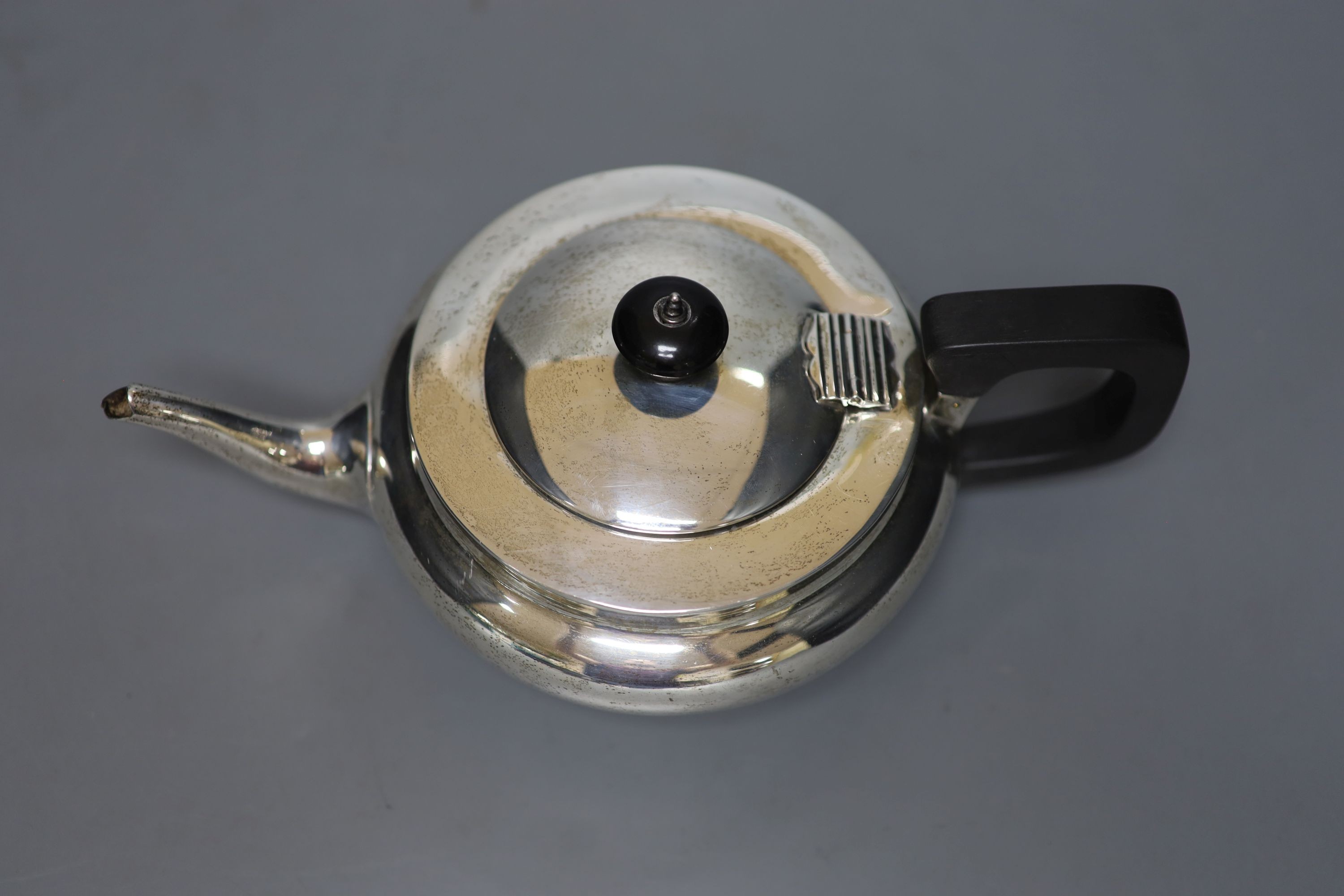 A George V silver teapot, London, 1916, gross 13.5oz.